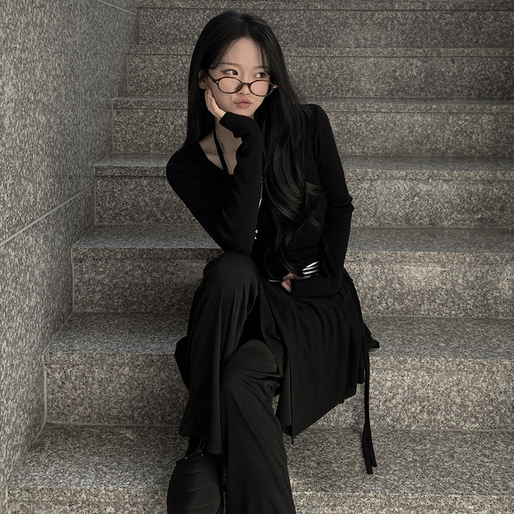 실크처럼 부드러운 홀터넥 리본 스트랩 끈 유넥 슬림핏 긴팔 니트 블랙