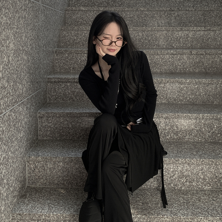 실크처럼 부드러운 홀터넥 리본 스트랩 끈 유넥 슬림핏 긴팔 니트 블랙