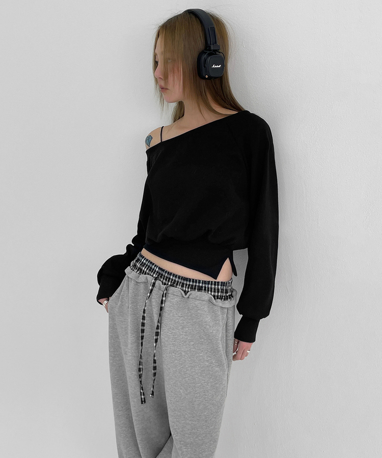 オフショルダースリットクロップトレーナー BLACK
