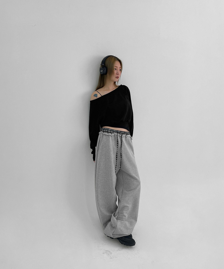 オフショルダースリットクロップトレーナー BLACK