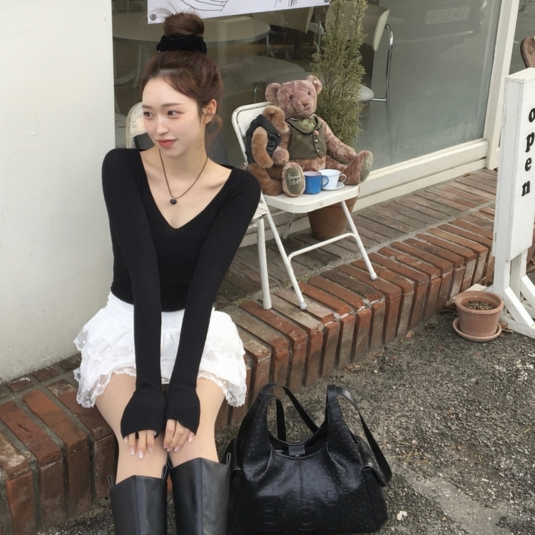 Vネックボリュームケーブルニット BLACK