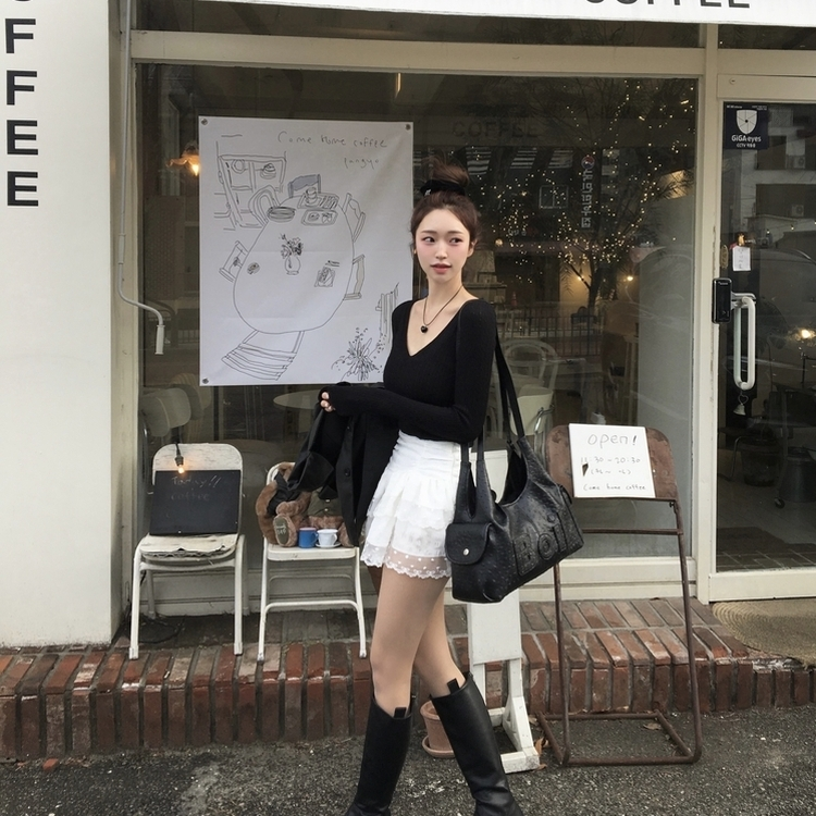 Vネックボリュームケーブルニット BLACK