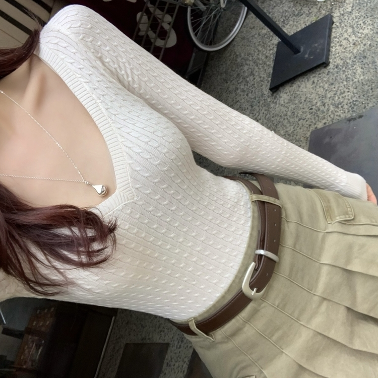 Vネックボリュームケーブルニット IVORY