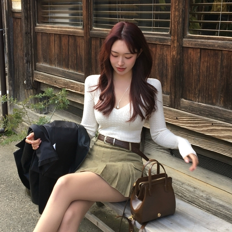 Vネックボリュームケーブルニット IVORY