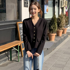 (MADE/ハレの日コーデおすすめ/クラシックフィット) グロウゴールドボタンノーカラーブイネックジャケット   BLACK