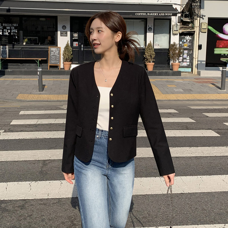 (MADE/ハレの日コーデおすすめ/クラシックフィット) グロウゴールドボタンノーカラーブイネックジャケット   BLACK