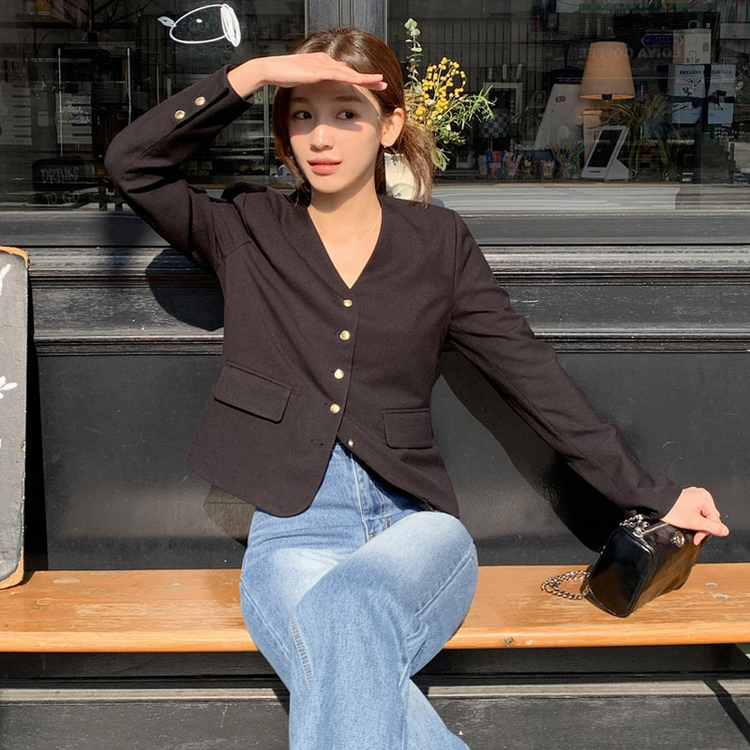 (MADE/ハレの日コーデおすすめ/クラシックフィット) グロウゴールドボタンノーカラーブイネックジャケット   BLACK