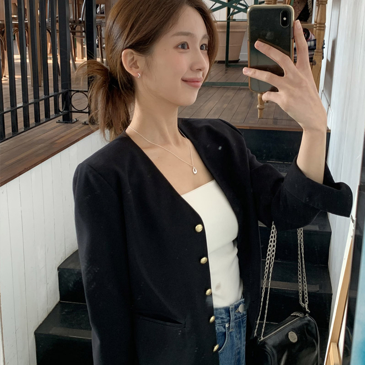 (MADE/ハレの日コーデおすすめ/クラシックフィット) グロウゴールドボタンノーカラーブイネックジャケット   BLACK