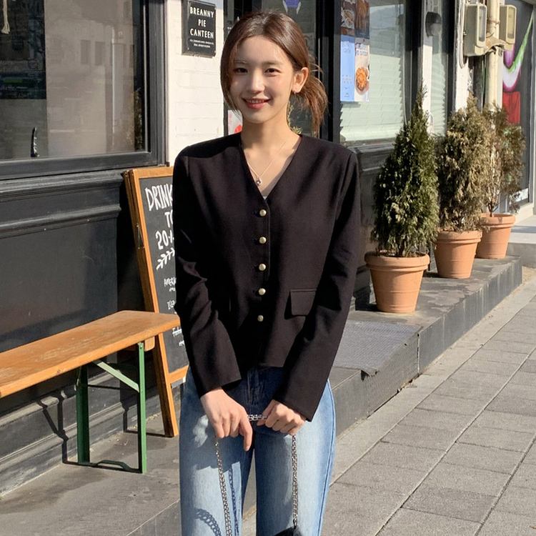 (MADE/ハレの日コーデおすすめ/クラシックフィット) グロウゴールドボタンノーカラーブイネックジャケット   BLACK