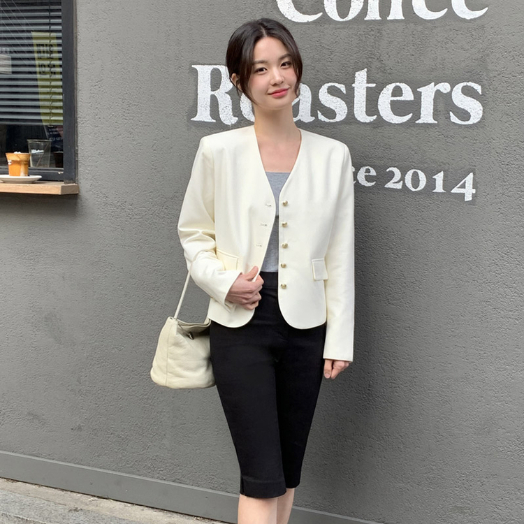 (MADE/ハレの日コーデおすすめ/クラシックフィット) グロウゴールドボタンノーカラーブイネックジャケット   CREAM