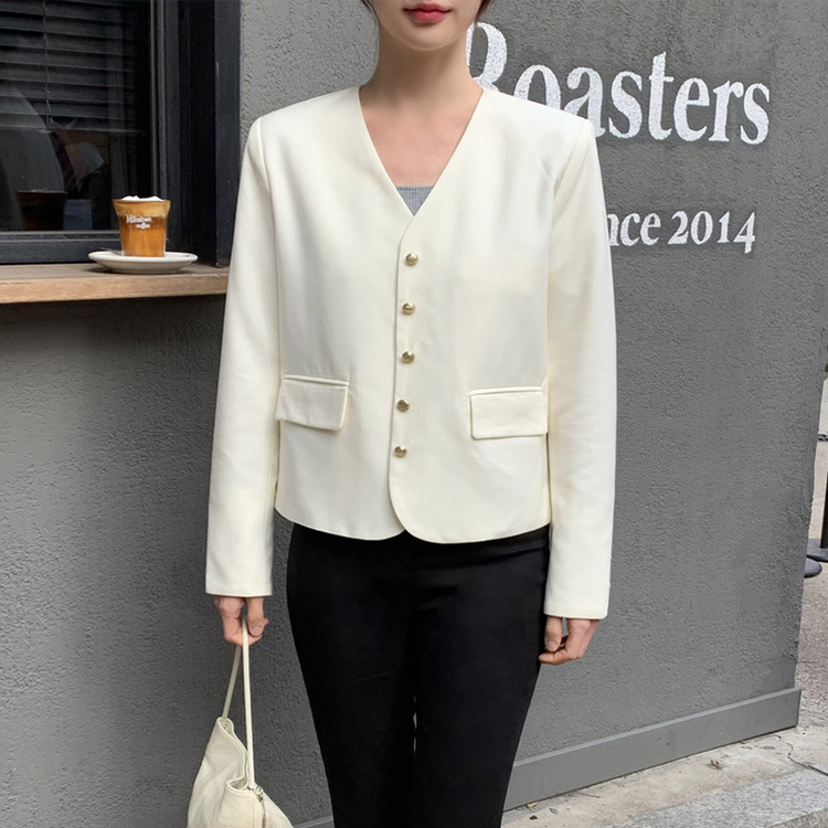 (MADE/ハレの日コーデおすすめ/クラシックフィット) グロウゴールドボタンノーカラーブイネックジャケット   CREAM