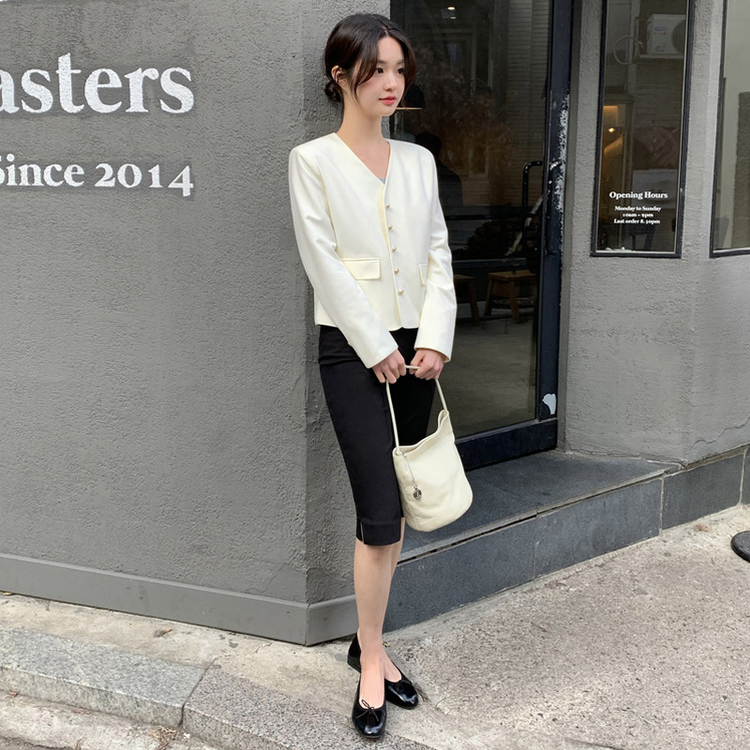 (MADE/ハレの日コーデおすすめ/クラシックフィット) グロウゴールドボタンノーカラーブイネックジャケット   CREAM