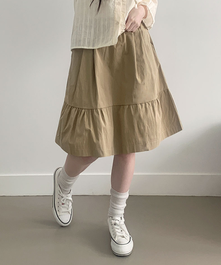 와튼 프론트 핀턱 포켓 코튼 플레어 밴딩 미디스커트 베이지