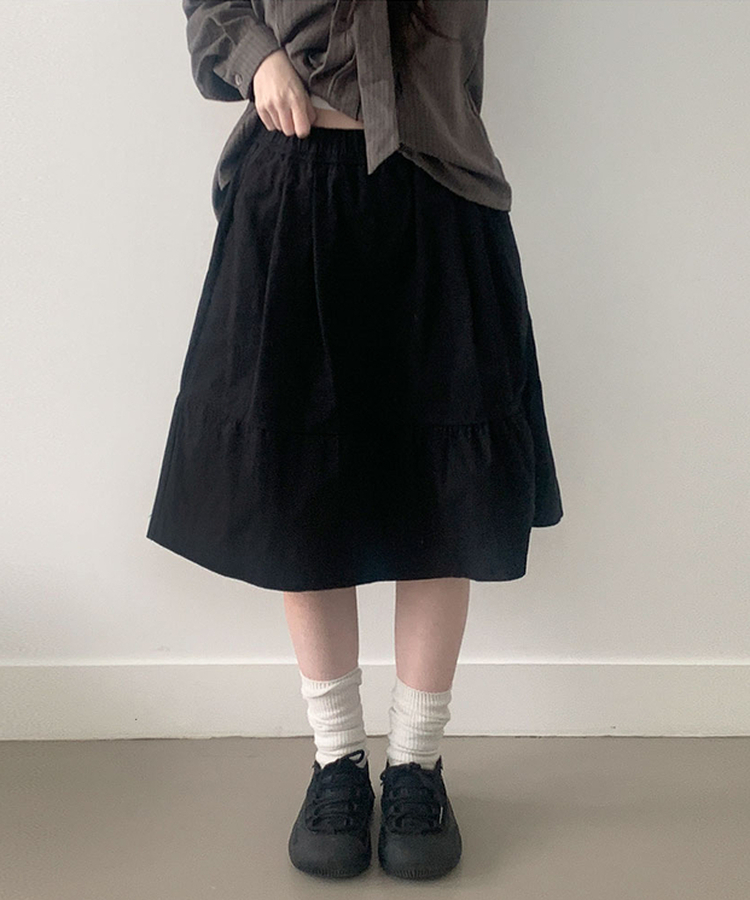 와튼 프론트 핀턱 포켓 코튼 플레어 밴딩 미디스커트 블랙