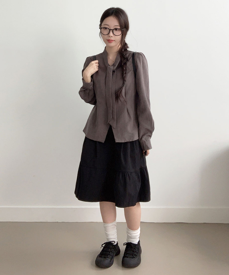 와튼 프론트 핀턱 포켓 코튼 플레어 밴딩 미디스커트 블랙