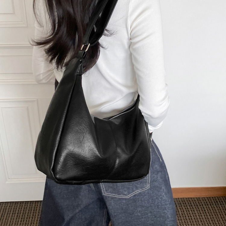 レザーショルダークロスバッグ BLACK