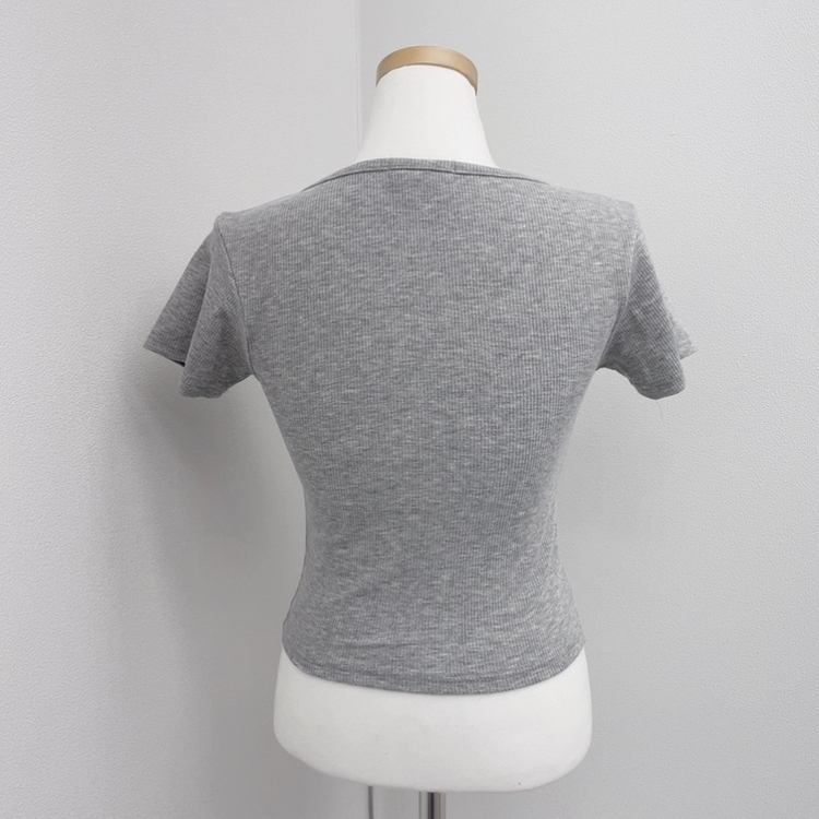ボタンスリットクロップTシャツ