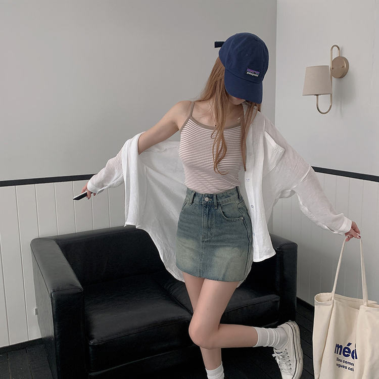ヴィトンキャップジャケットスニーカーバッグに合うミニスカート ヴィトンキャップシャツパンツスニーカーに合うショルダーバッグ