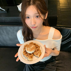 ニット (柔らかくフェミニンなムード*.*/オフショルダー初心者向け/二の腕カバー)ノイルリン ストラップ付き アシンメトリー オフショルダー 半袖ニット IVORY