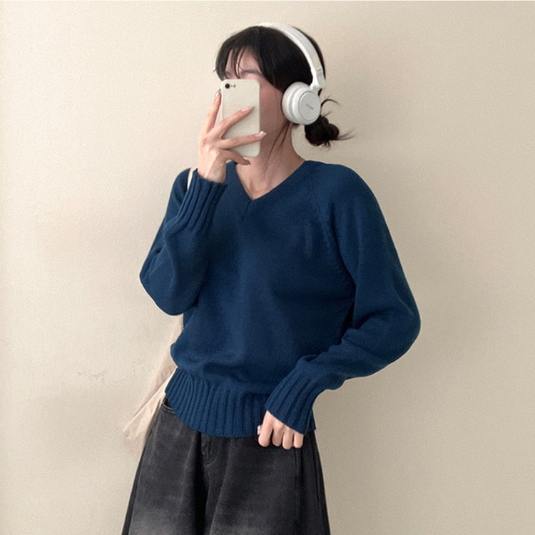 메이 시보리 브이넥 루즈핏 니트 블루