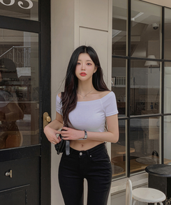 オフショルダースリムクロップ半袖Tシャツ IVORY