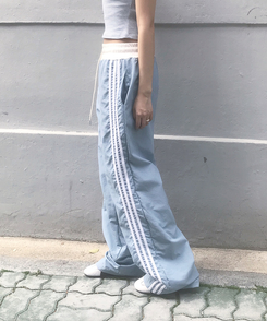 バイカラーラインナイロントレーニングワイドパンツ SKY BLUE