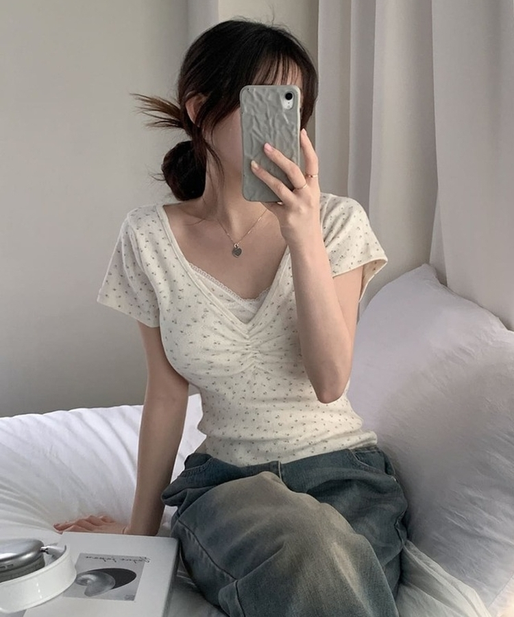 フラワーVネックシャーリング半袖Tシャツ CREAM