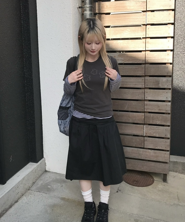 플라워패치반팔티셔츠 먹색