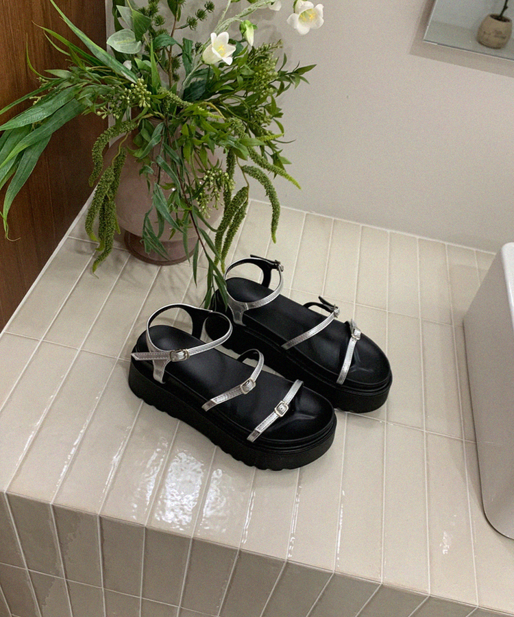 プラットフォームサンダル