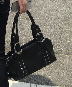 バッグ スタッドバックルレザーショルダーバッグ BLACK
