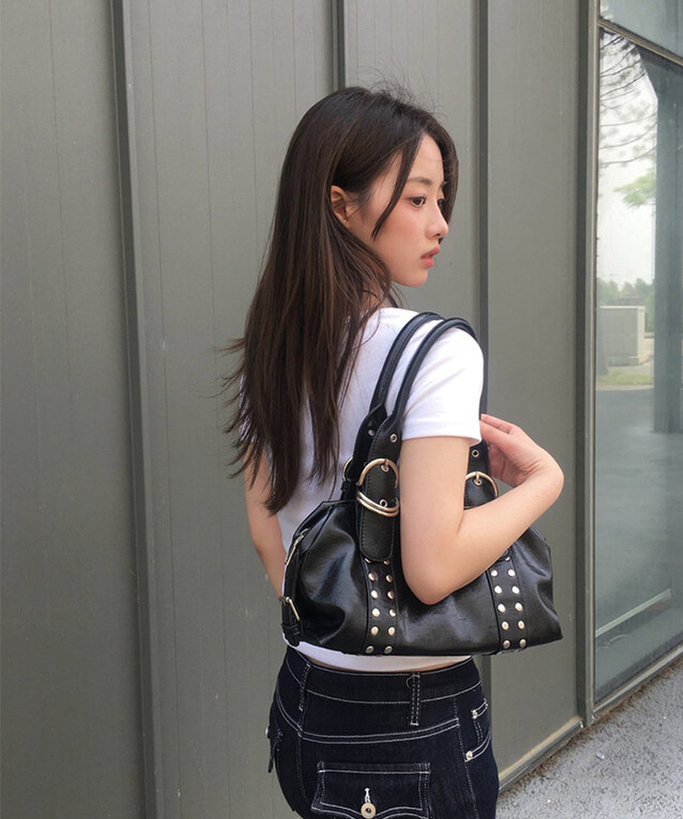 スタッドバックルレザーショルダーバッグ BLACK