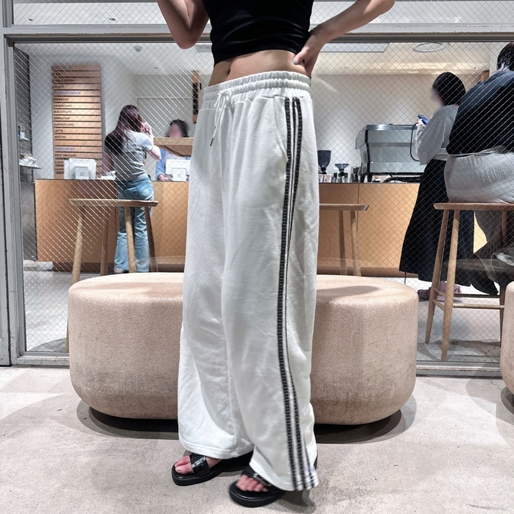 【CHIGNON 2025 】レースサイドラインパンツ　新品未使用 CHIGNON 2025 】レースサイドラインパンツ 新品未使用 サイド