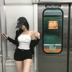 ノースリーブ 【カップ付き】ボタンスクエアスリムキャミソール WHITE
