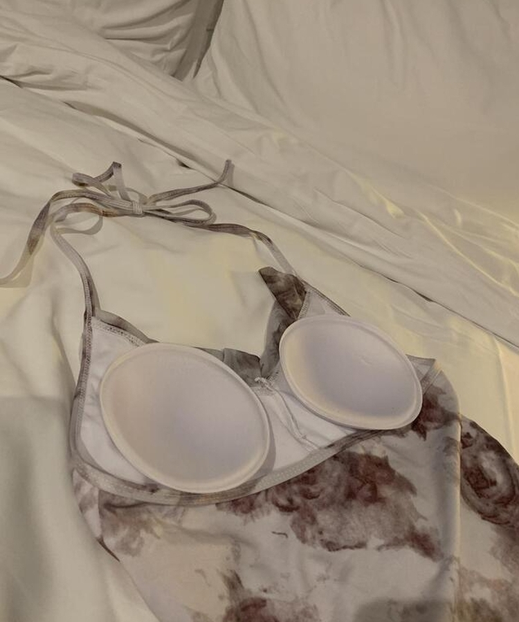 【カップ付き】ホルターフリルワンピース水着