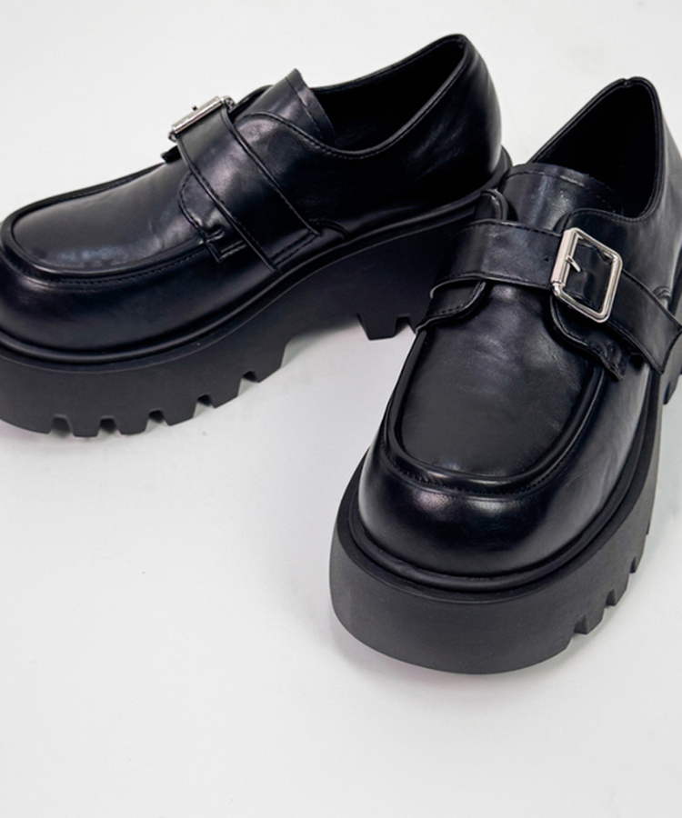 ベルトバックル厚底ローファー