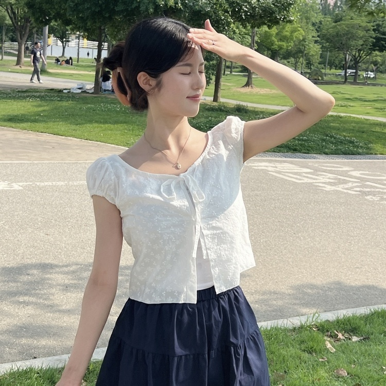 펀칭 리본 자수 블라우스