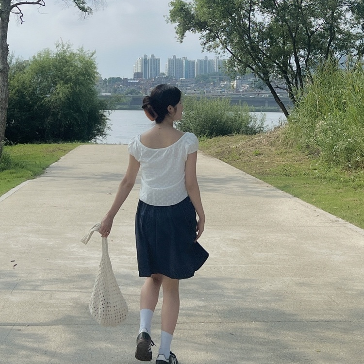 펀칭 리본 자수 블라우스