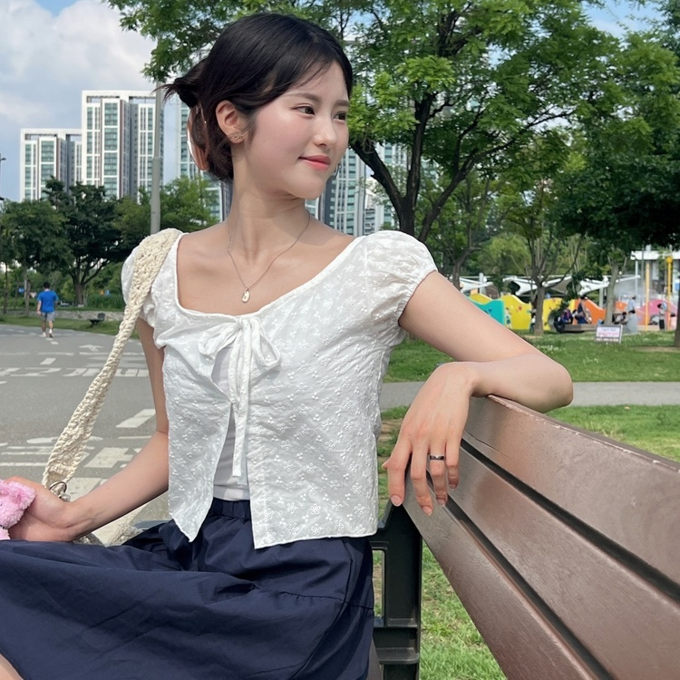 펀칭 리본 자수 블라우스