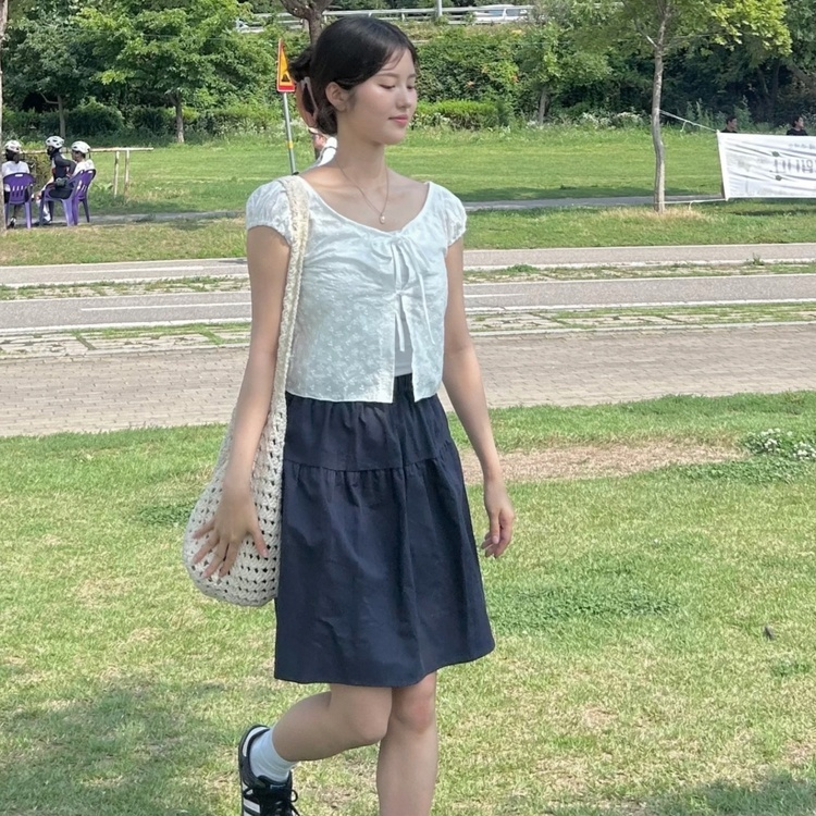 펀칭 리본 자수 블라우스