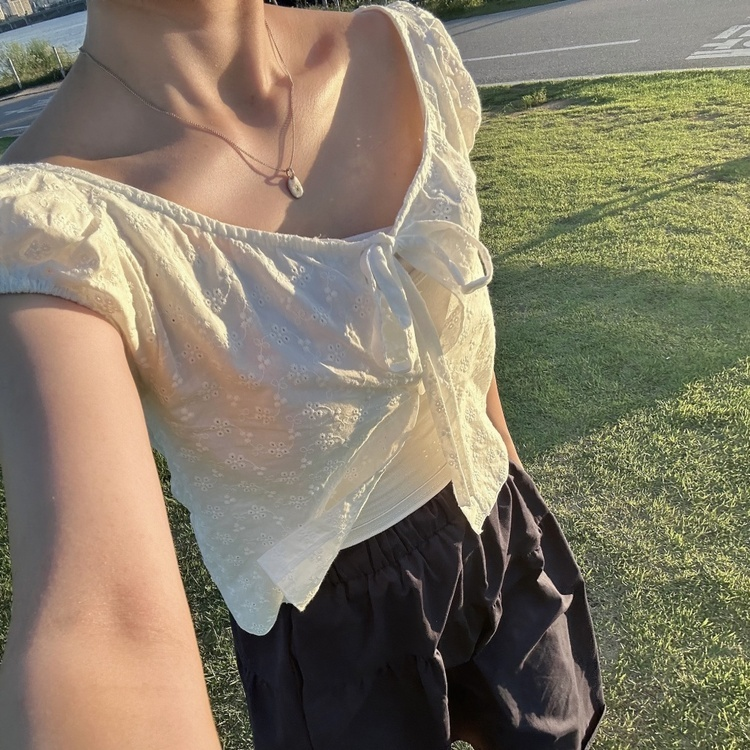 펀칭 리본 자수 블라우스