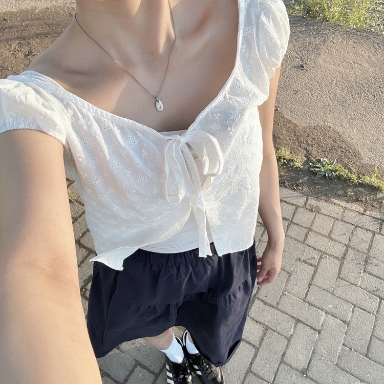 펀칭 리본 자수 블라우스