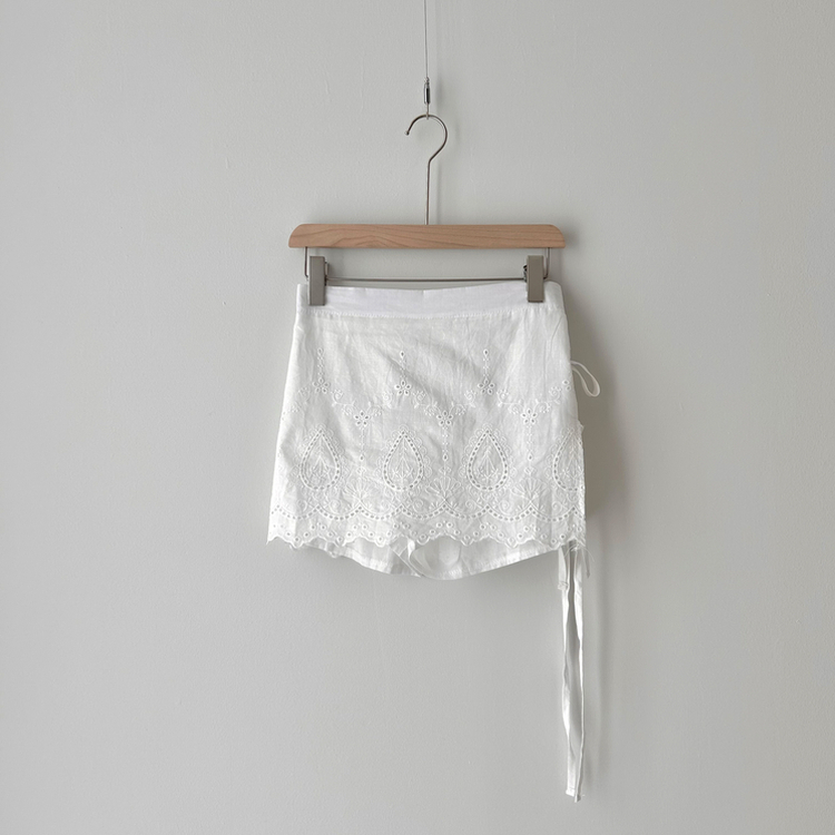 パンチングストラップミニスカートパンツ