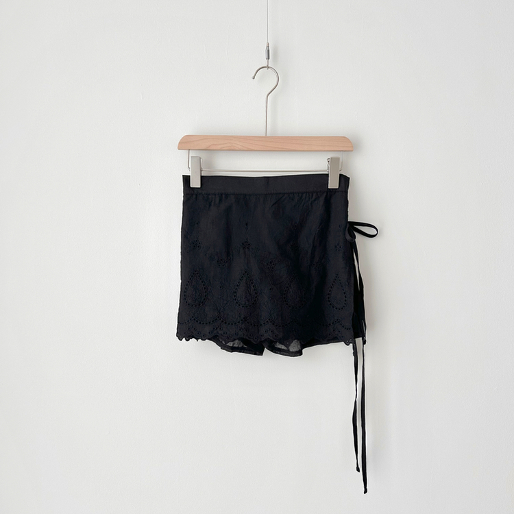 パンチングストラップミニスカートパンツ