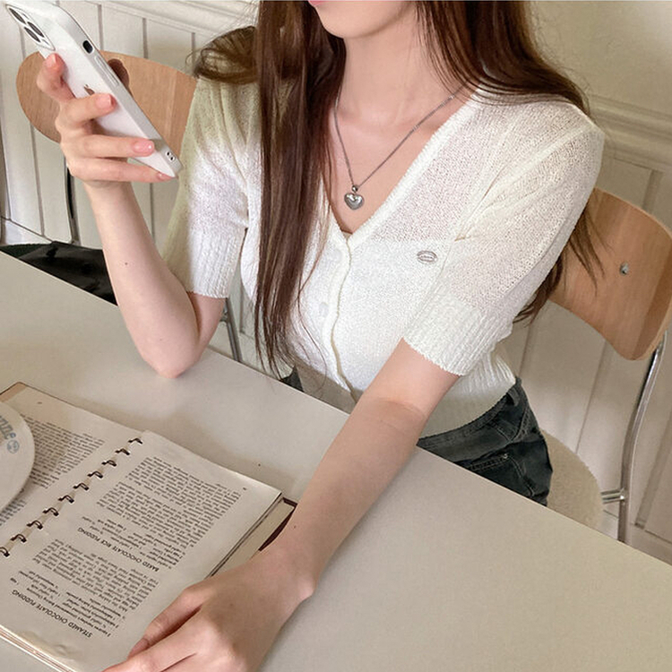 리븐 실버 팬던트 패치 시스루 브이넥 크롭 반팔 가디건 아이보리