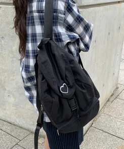 ハート刺繍ナイロンストリングバックパック BLACK