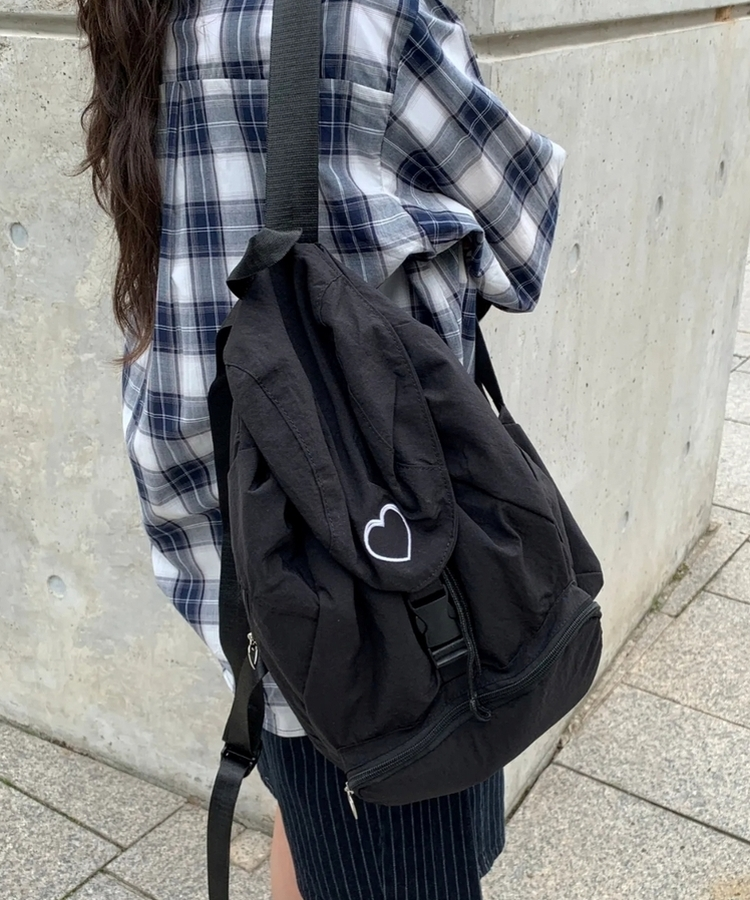 ハート刺繍ナイロンストリングバックパック BLACK