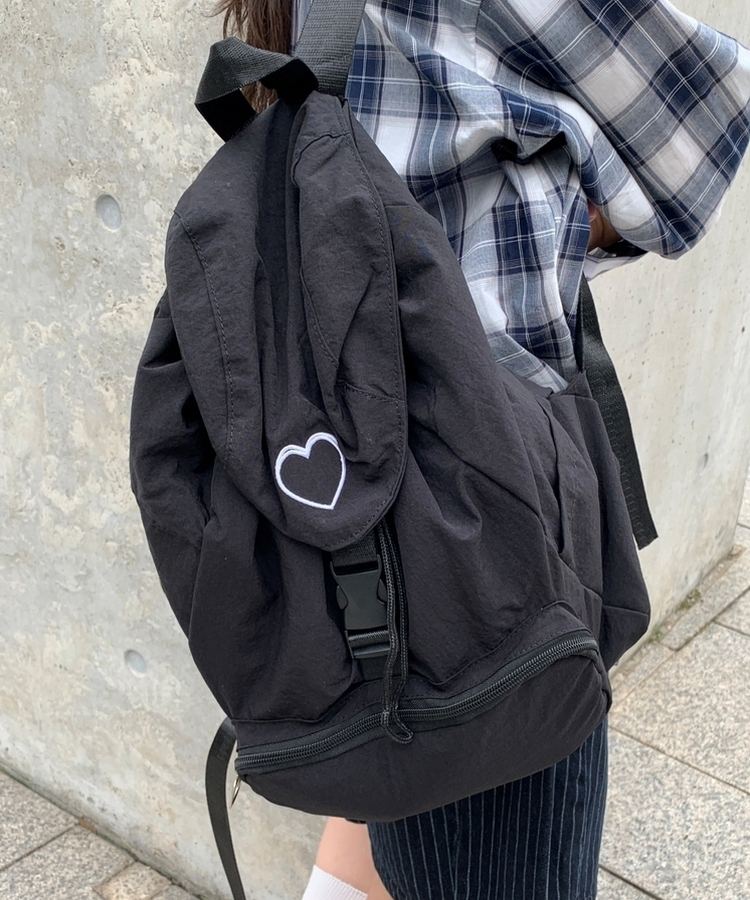 ハート刺繍ナイロンストリングバックパック BLACK