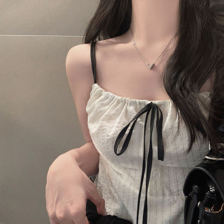 타르트 셔링 끈나시 버튼 스트라이프 나시 슬리브리스 세미크롭 블라우스 크림