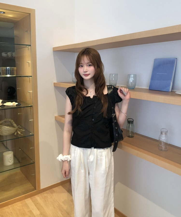 [뮤즈] 핀턱 프릴 나시 블랙