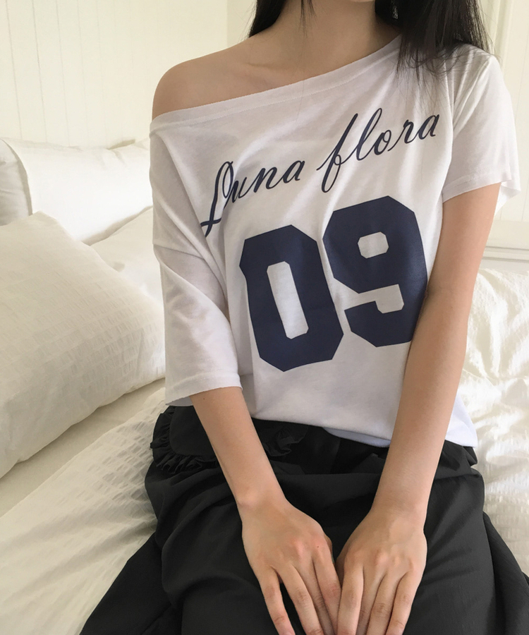 ワンオフショルダープリンティング半袖Tシャツ IVORY